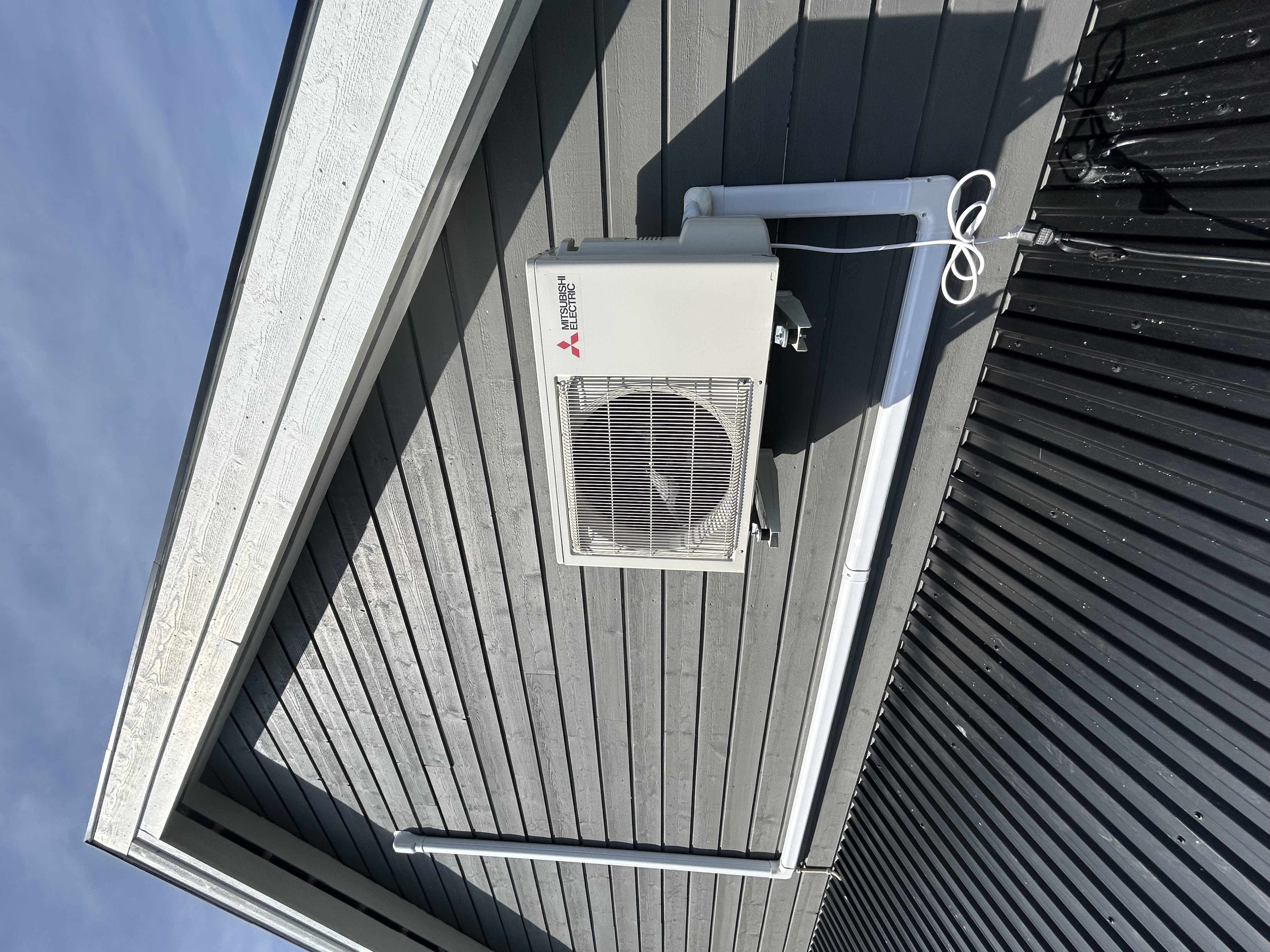 Mitsubishi Electric utedel montert på husvegg