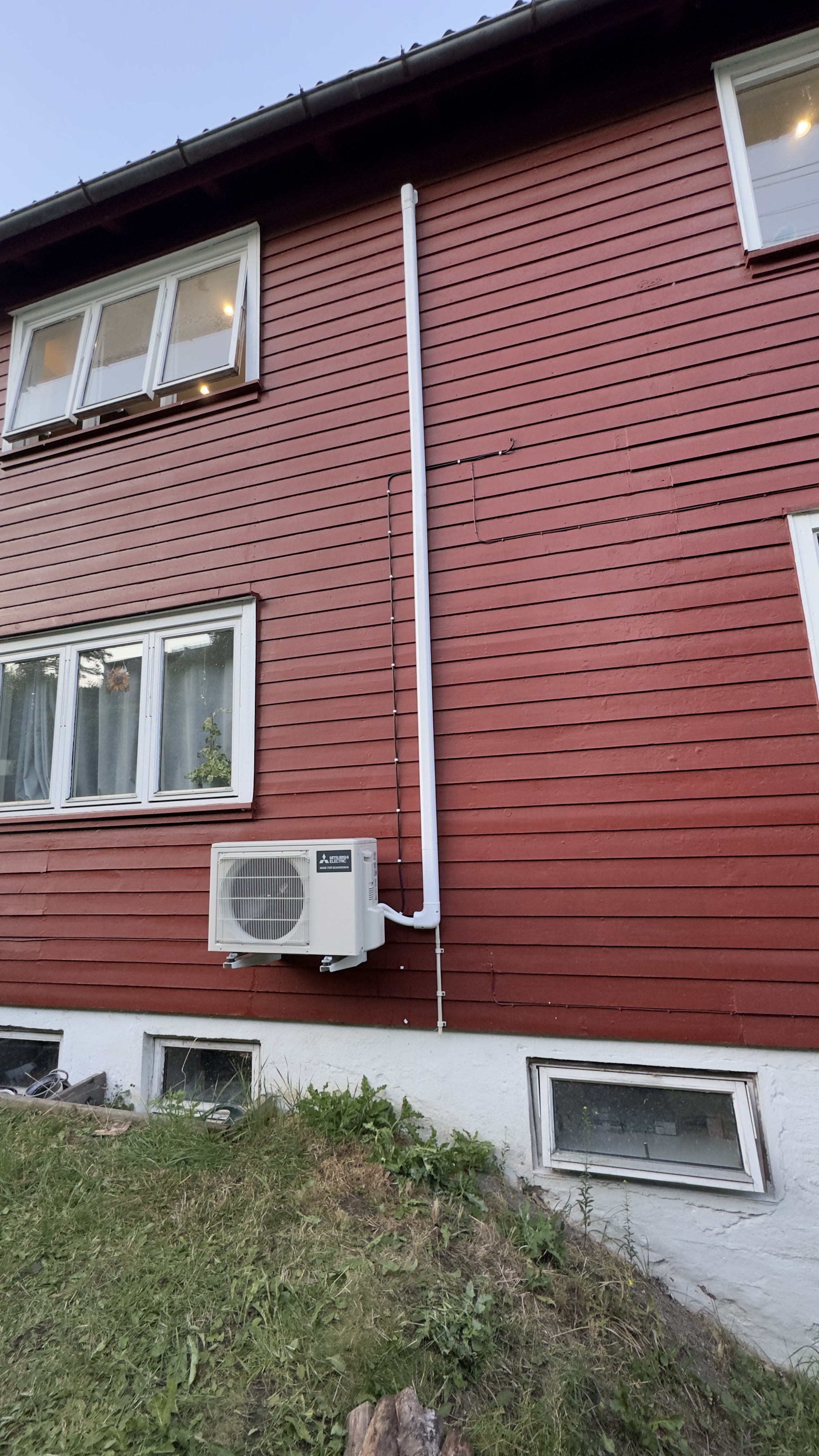 Utedel montert på rød trevegg